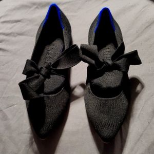 Black point toe bow Rothy's